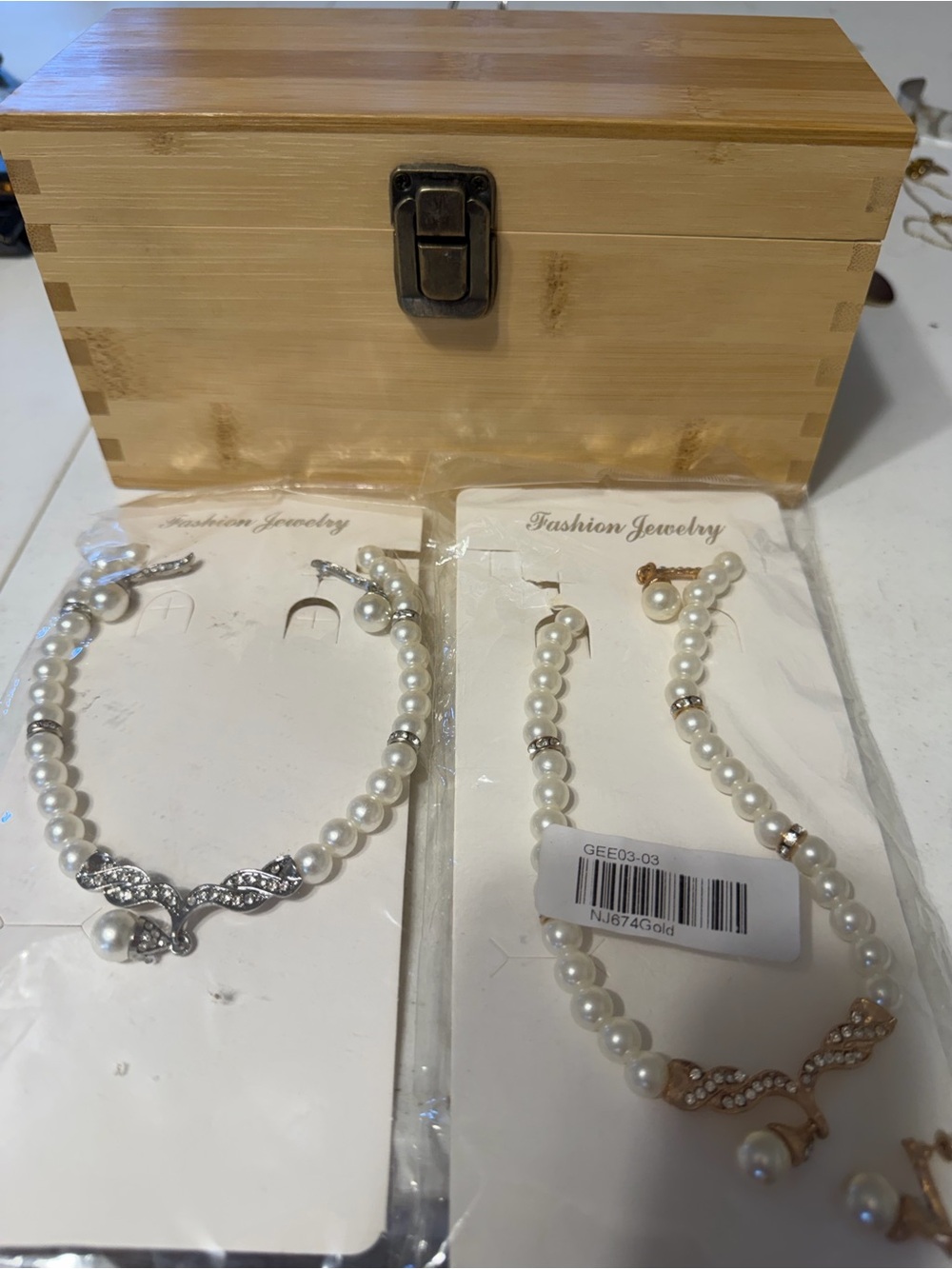 Fashion Jewelry Pearl Necklace Set with Silver and Gold Accents